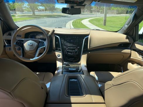 Used 2018 Cadillac Escalade Platinum AWD/4WD image 12