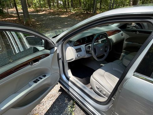 Used 2011 Buick Lucerne CXL w/ Driver Confidence Package FWD image 16