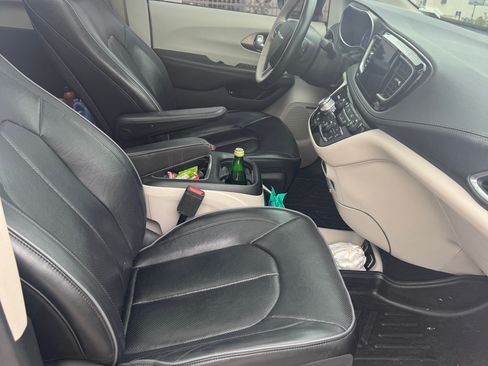 Used 2018 Chrysler Pacifica Limited w/ Advanced Safetytec Group FWD image 5