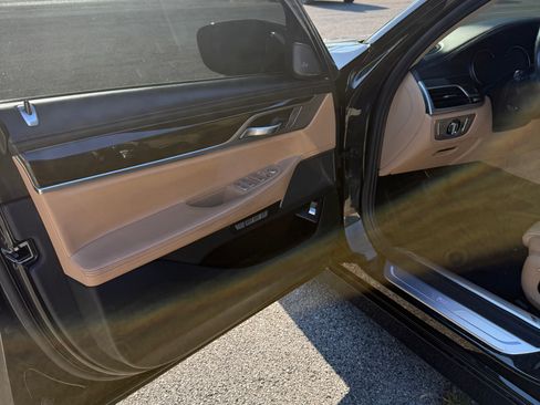 Used 2016 BMW 740i image 11