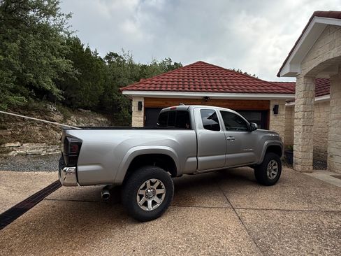 Used 2018 Toyota Tacoma SR5 RWD image 2