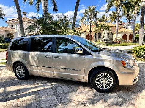 Used 2013 Chrysler Town & Country Touring-L w/ Entertainment Group #2 FWD image 1