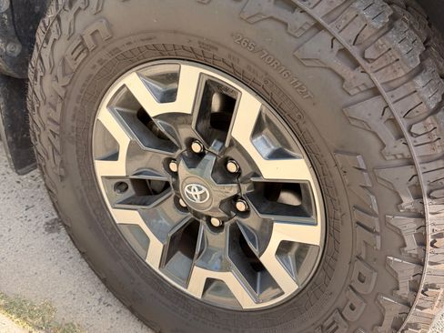 Used 2022 Toyota Tacoma TRD Off-Road w/ Technology Package AWD/4WD image 15