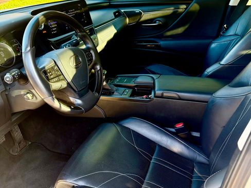 Used 2022 Lexus ES 300h Ultra Luxury w/ Accessory Package 2 FWD image 9