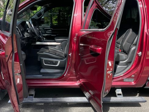 Used 2019 RAM 1500 Laramie AWD/4WD image 16