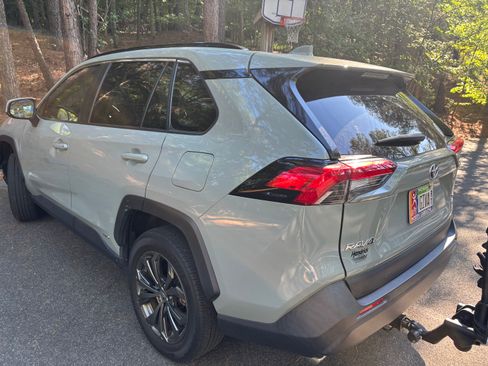 Used 2022 Toyota RAV4 XLE Premium AWD/4WD image 6