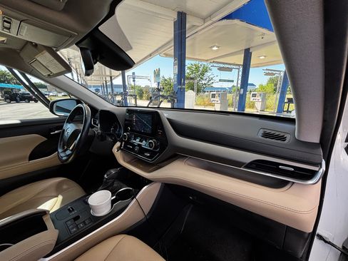 Used 2023 Toyota Highlander XLE FWD image 12