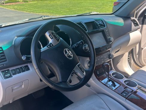 Used 2011 Toyota Highlander Limited w/ Tow Pkg AWD/4WD image 12