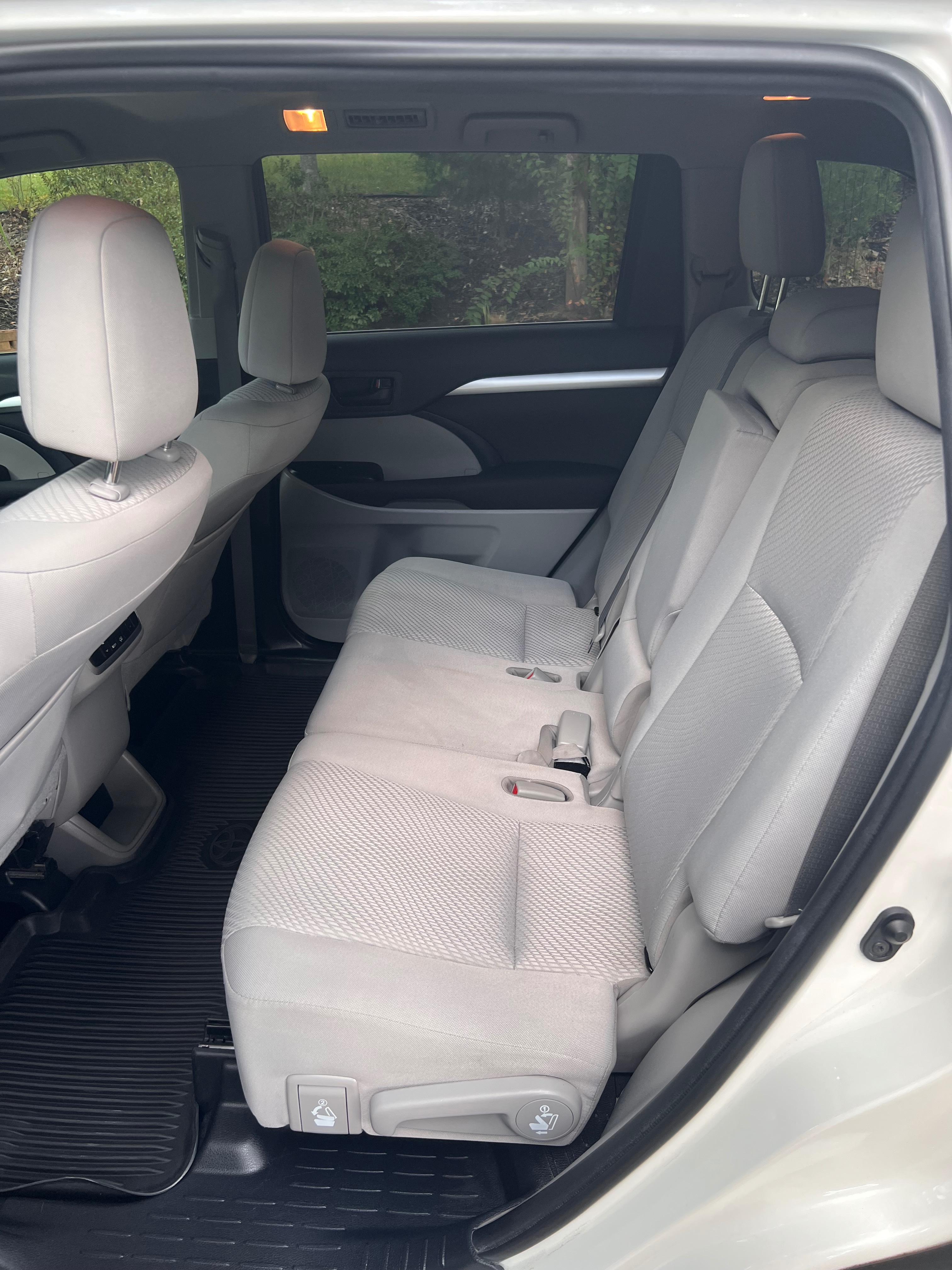 Used 2019 Toyota Highlander LE FWD image 5