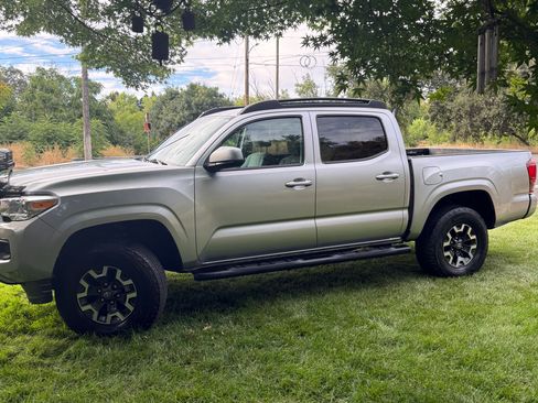 Used 2022 Toyota Tacoma SR AWD/4WD image 5