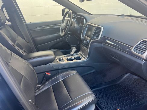 Used 2017 Jeep Grand Cherokee Overland image 9