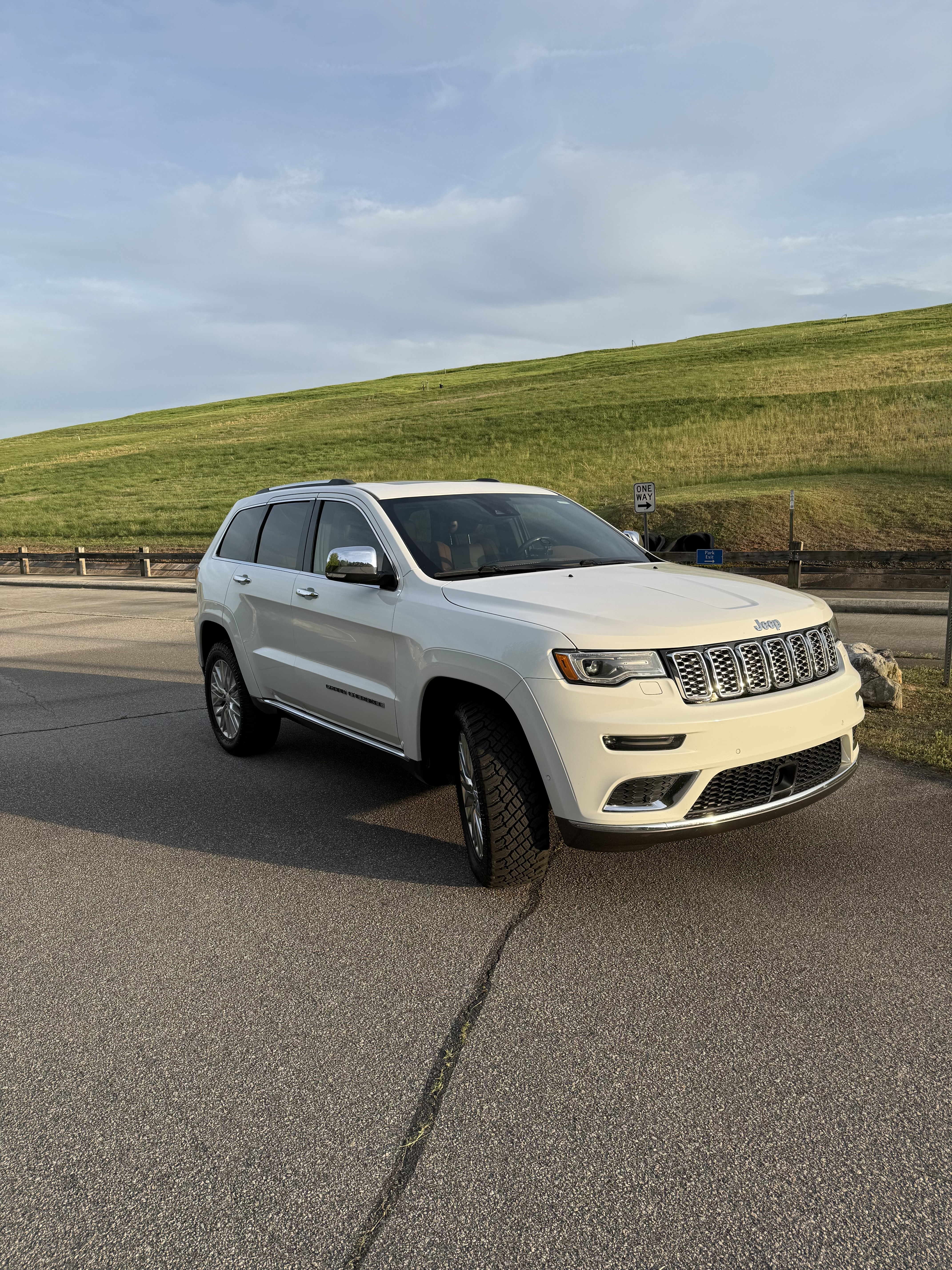 Used 2018 Jeep Grand Cherokee Summit w/ Skid Plate Group AWD/4WD image 10