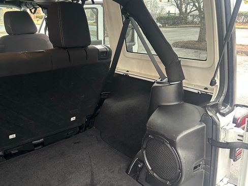 Used 2013 Jeep Wrangler Unlimited Sahara image 15