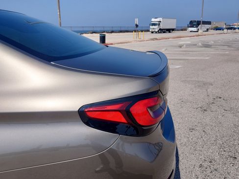 Used 2019 BMW 530e xDrive w/ Premium Package image 13