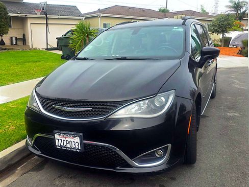 Used 2017 Chrysler Pacifica Touring-L image 2