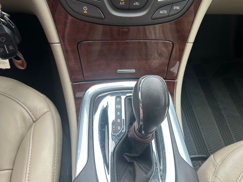 Used 2016 Buick Regal AWD image 2