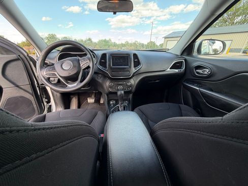 Used 2019 Jeep Cherokee Latitude w/ Popular Appearance Group image 12