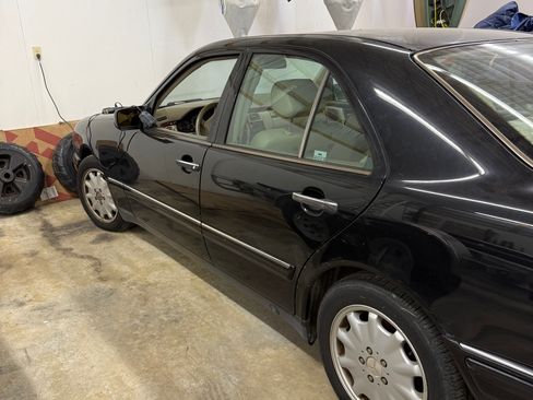 Used 1999 Mercedes-Benz E 320 Sedan image 10