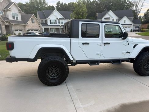 Used 2024 Jeep Gladiator Sport AWD/4WD image 13