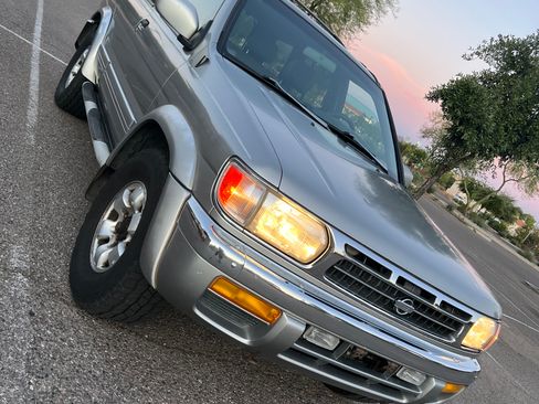 Used 1999 Nissan Pathfinder LE image 1