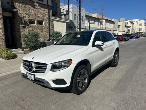 Used 2018 Mercedes-Benz GLC 300 300 Sport Utility 4D image 4