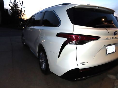 Used 2021 Toyota Sienna Platinum image 13