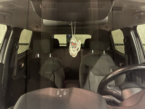 Used 2017 Jeep Renegade Latitude w/ Cold Weather Group image 8