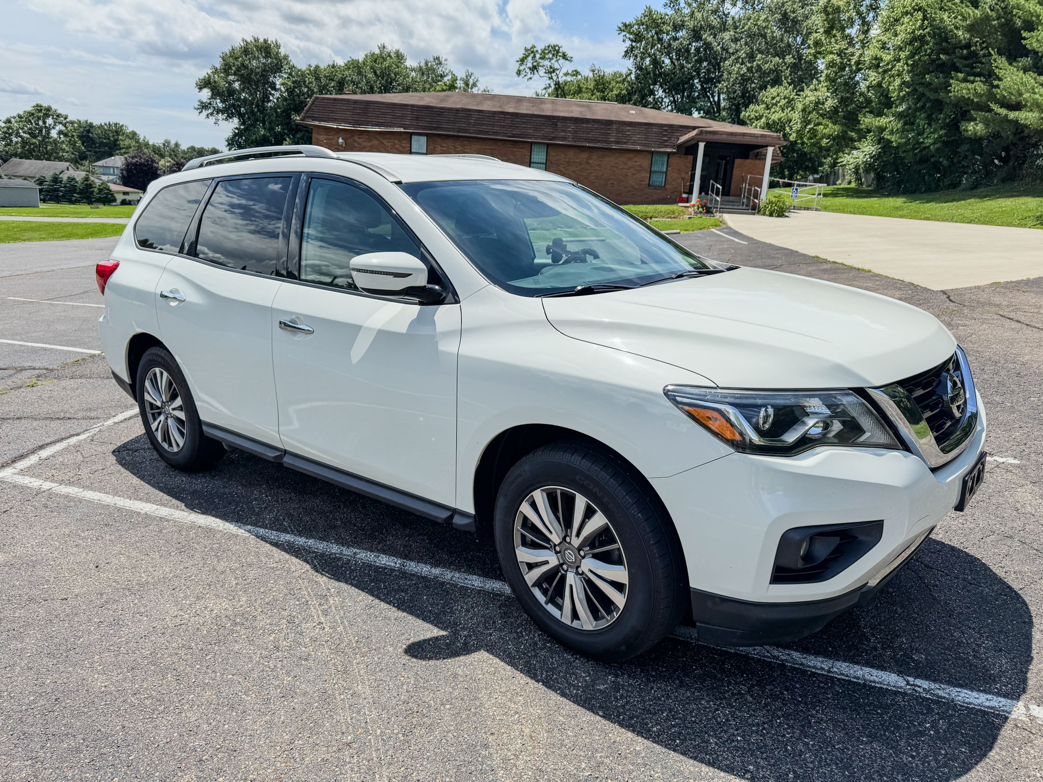 Used 2020 Nissan Pathfinder SV AWD/4WD image 2