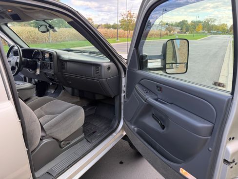 Used 2005 Chevrolet Silverado 2500 LS w/ Snow Plow Prep Package image 16