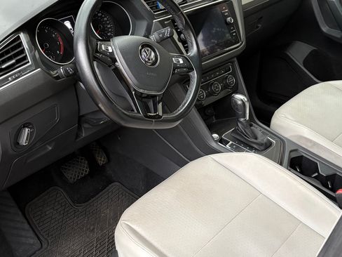 Used 2019 Volkswagen Tiguan SE w/ Panoramic Sunroof Package image 9