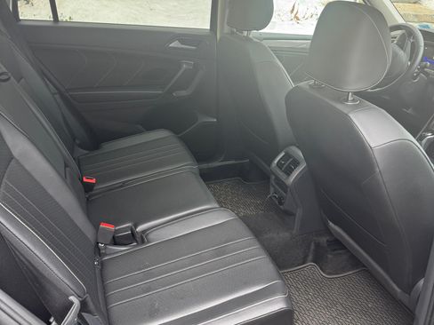 Used 2024 Volkswagen Tiguan SE w/ Panoramic Sunroof Package image 5