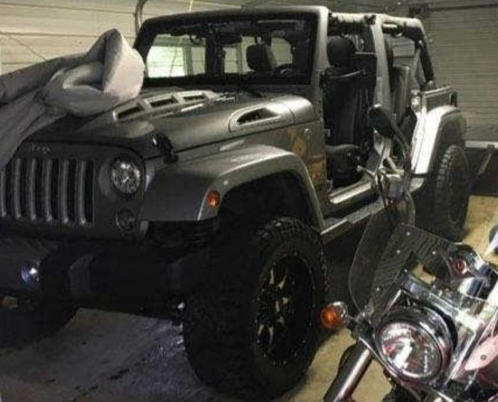 Used 2018 Jeep Wrangler Unlimited Sahara w/ Connectivity Group AWD/4WD image 4
