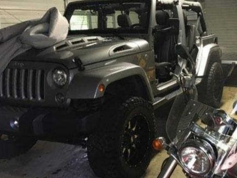 Used 2018 Jeep Wrangler Unlimited Sahara w/ Connectivity Group AWD/4WD image 2