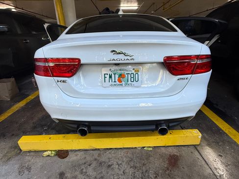 Used 2017 Jaguar XE image 9