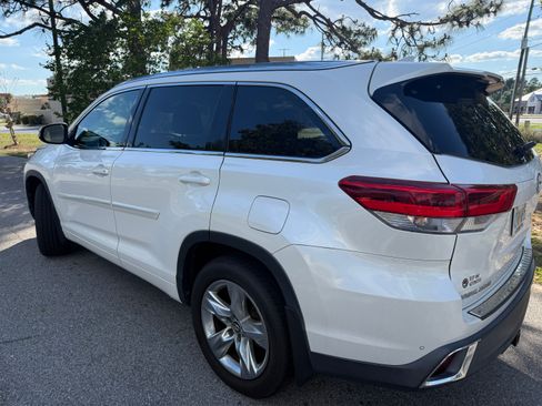 Used 2017 Toyota Highlander Limited AWD/4WD image 5
