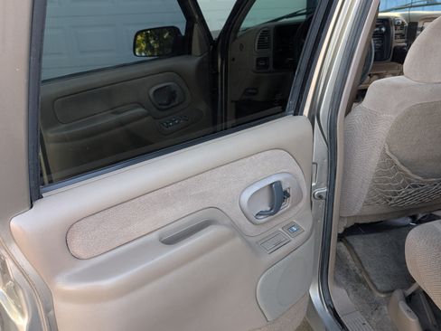 Used 1999 GMC Suburban 2WD w/ Marketing Opt Pkg 2 image 16