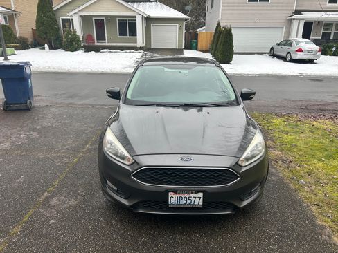 Used 2016 Ford Focus SE w/ SE Sport Package image 2
