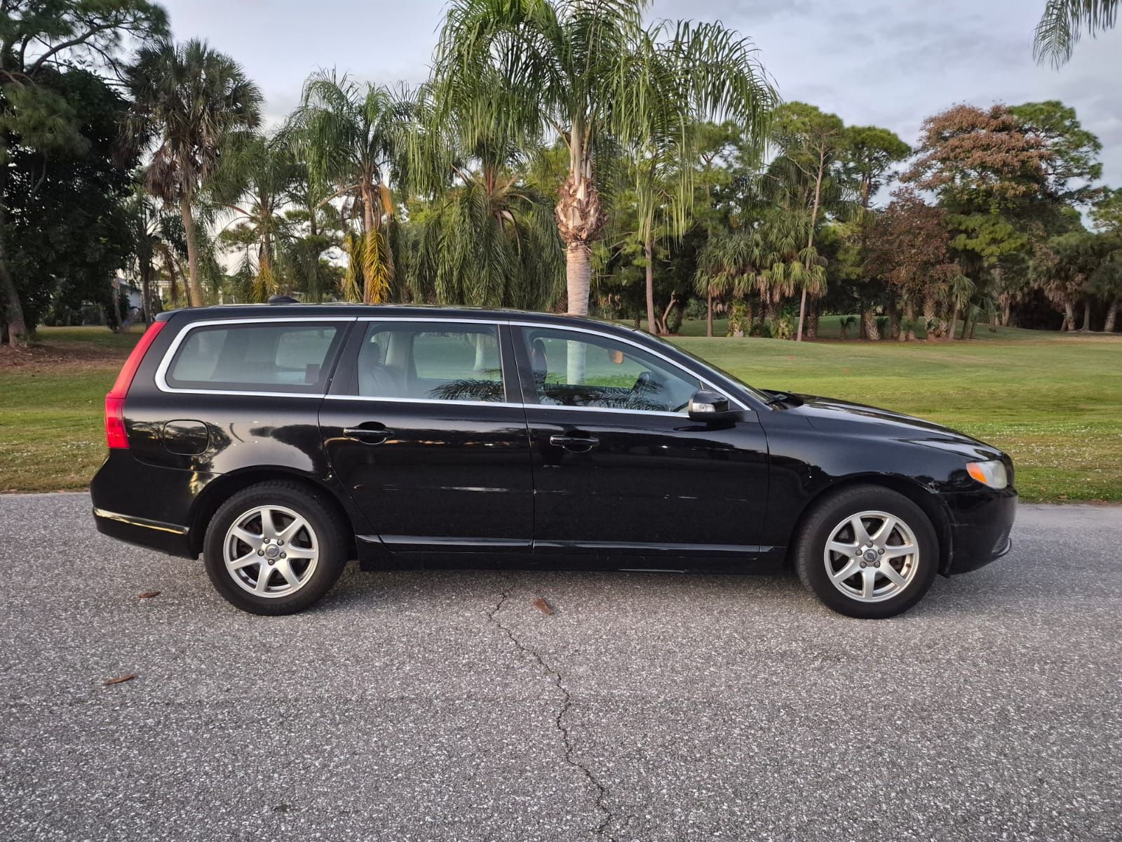 Used 2008 Volvo V70 FWD image 18