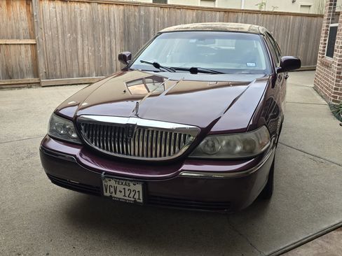 Used 2006 Lincoln Town Car Signature Limited image 2