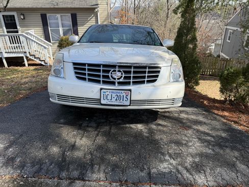 Used 2011 Cadillac DTS Luxury image 2