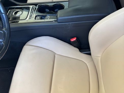 Used 2017 Jaguar XE image 8