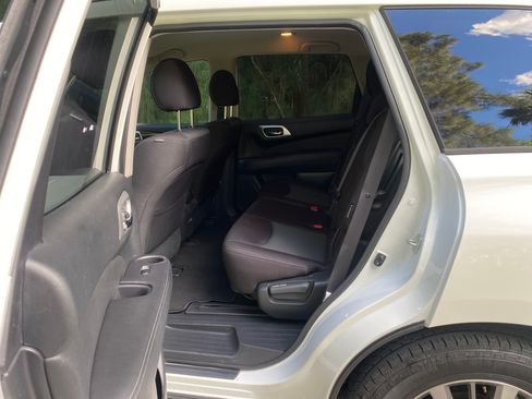 Used 2019 Nissan Pathfinder S image 17