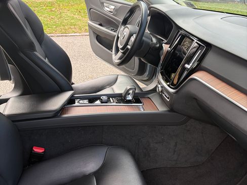 Used 2022 Volvo S60 B5 Momentum w/ Climate Package image 12