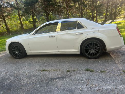 Used 2012 Chrysler 300 RWD image 1
