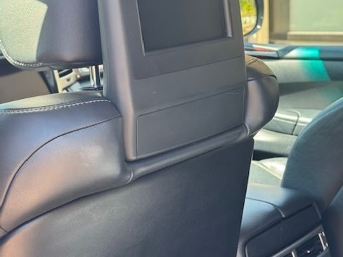 Used 2013 Lexus LX 570 4WD w/ Luxury Pkg image 8