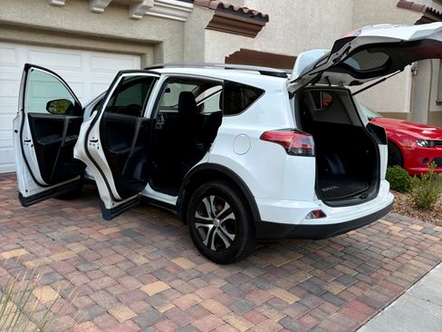 Used 2017 Toyota RAV4 LE AWD/4WD image 12