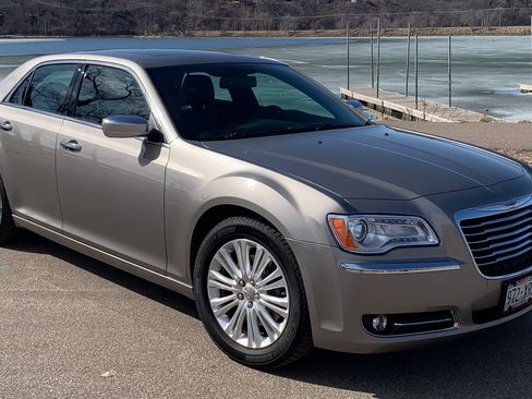 Used 2014 Chrysler 300 C w/ Beats Audio Group image 2