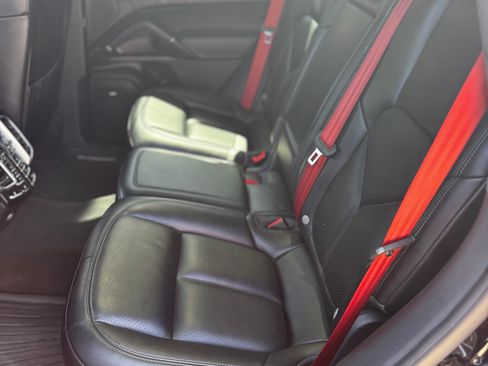 Used 2015 Porsche Cayenne Turbo image 9