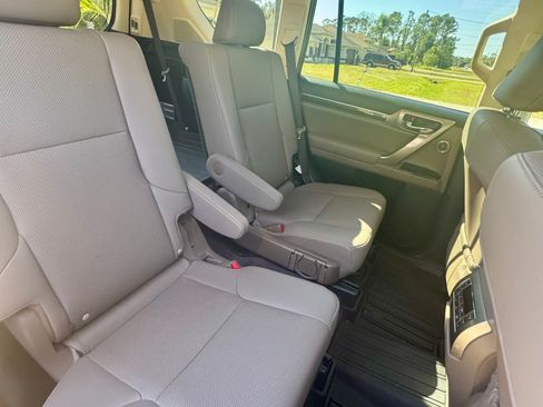 Used 2021 Lexus GX 460 Premium w/ Accessory Package image 29