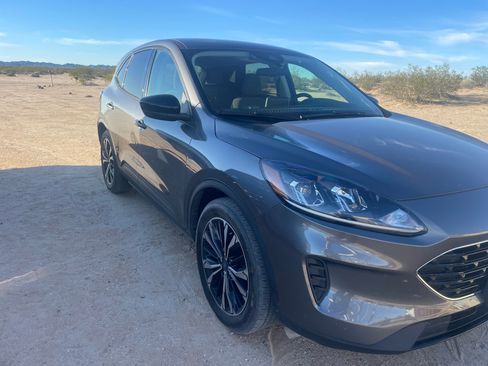 Used 2022 Ford Escape SE w/ SE Sport Appearance Package image 2